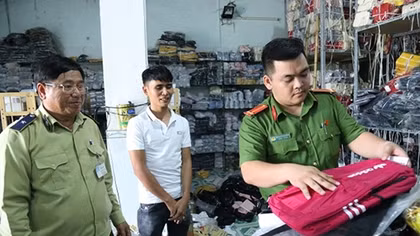 Phát hiện 6000 ba lô, túi xách nghi nhập lậu giả hàng hiệu