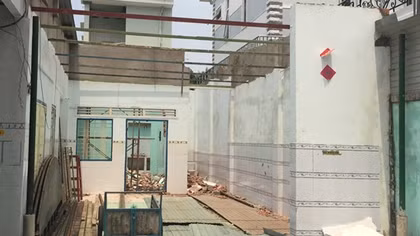 Nam công nhân nguy kịch khi rơi từ giàn giáo xuống mái nhà