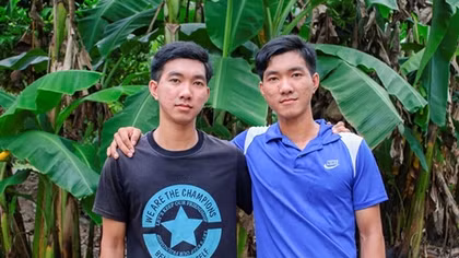 Nghị lực của hai anh em sinh đôi cùng trúng tuyển trường Quân đội