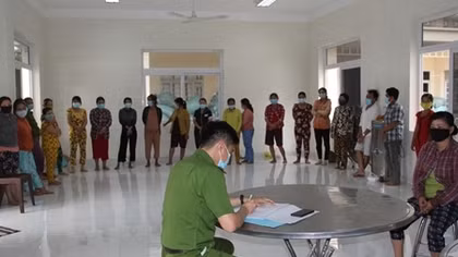 Người phụ nữ tổ chức 2 sòng bạc giữa mùa dịch