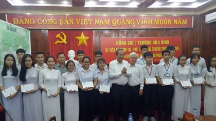 Phó Thủ tướng Trương Hòa Bình tặng quà học sinh nghèo hiếu học Bình Phước