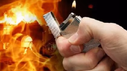 Dùng xăng dọa đốt vợ và 2 con vì muốn ly hôn