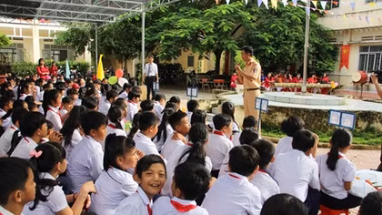 Nâng cao nhận thức ATGT cho hơn 1.000 học sinh nhân khai giảng năm học mới