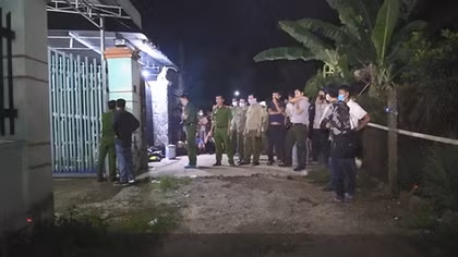 Người dân đốt bồ kết khử mùi tại nơi phát hiện 2 xác người trong "cục bê tông"