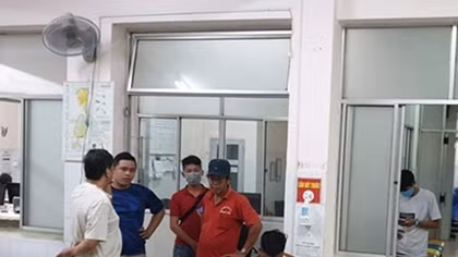 Chủ đại lý vé số bị côn đồ chém gần đứt lìa bàn tay