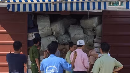 Truy tìm chủ lô hàng “khủng” trên 3 toa tàu nghi nhập lậu