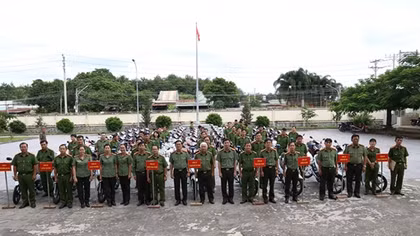 Bàn giao 86 xe mô tô cho Công an xã chính quy đảm bảo ANTT