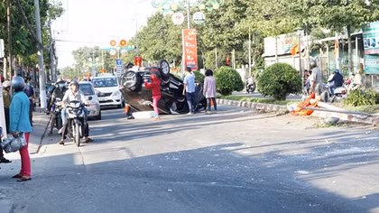 Ôtô leo dải phân cách lật ngửa, tài xế U70 thoát chết trong gang tấc