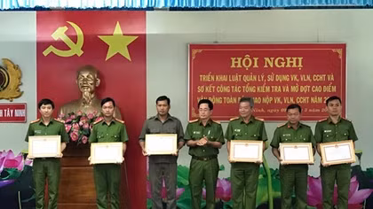 Khen thưởng 22 tập thể, cá nhân có thành tích trong đấu tranh với tội phạm