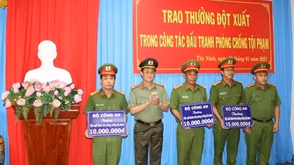 Trao thưởng đơn vị có thành tích xuất sắc bảo đảm ANTT