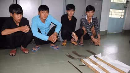Nhóm côn đồ truy sát nam thanh niên trong quán karaoke