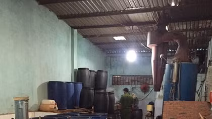 Kinh hãi phát hiện tương ớt có giòi bò nhung nhúc