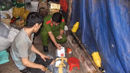 Phun hóa chất tạo hương thơm cho trà