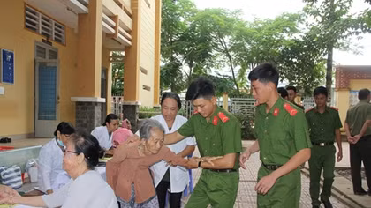 Công an Tây Ninh khám bệnh, phát thuốc miễn phí cho hơn 100 người dân nghèo