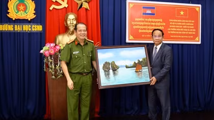 Đại học CSND làm việc với Bộ Nội vụ Vương quốc Campuchia