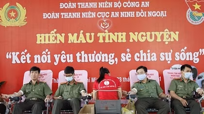Gần 200 CBCS hiến máu nghĩa tình vì đồng đội thân yêu
