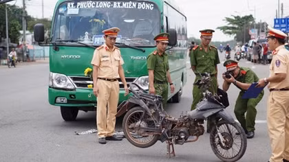Bị xe khách tông, người đàn ông văng xa chục mét tử vong