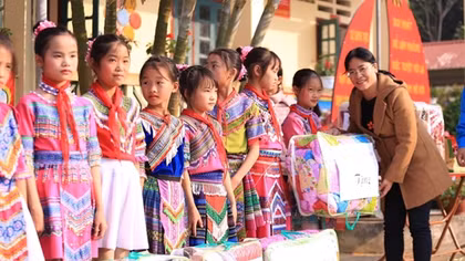 Tuổi trẻ Bình Dương vượt hàng nghìn km mang áo ấm đến trẻ em nghèo Tây Bắc