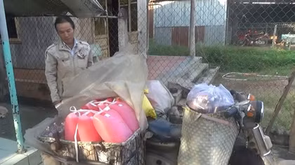 Dùng nước giếng trộn bột bắp và hóa chất để sản xuất tương ớt, tương đen 