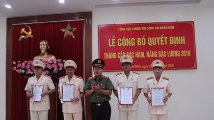Trao Quyết định thăng cấp bậc hàm, nâng bậc lương năm 2016