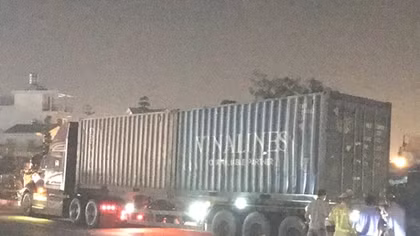 Tự đâm vào đuôi xe container, 1 người chết 3 người bị thương