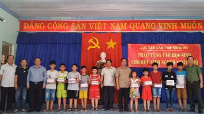 Cục Hậu Cần tặng 14 nghìn cuốn tập vở cho học sinh nghèo hiếu học
