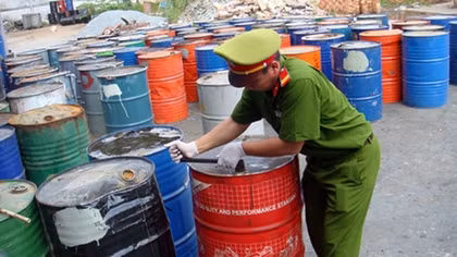 Xe tải vận chuyển hàng chục tấn chất thải nguy hại