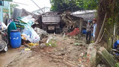 Xe tải tông quán cà phê, nhiều khách may mắn thoát chết