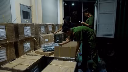 Phát hiện hơn 1.300 áo chống đạn trong container