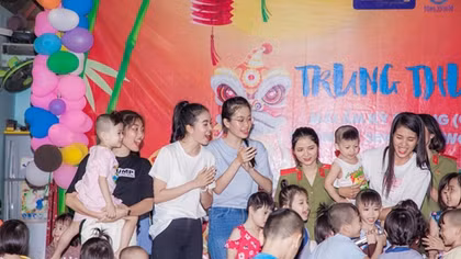 Người đẹp nhân ái Đại học ANND tặng quà trung thu cho trẻ em khuyết tật