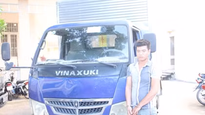 Xe tải ngụy trang thùng chở 12.500 bao thuốc lá lậu