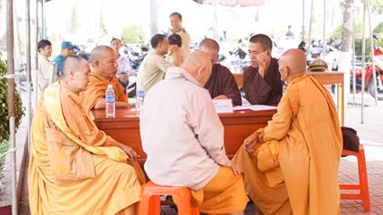 Nhiều sư giả vào miếu, chùa khất thực