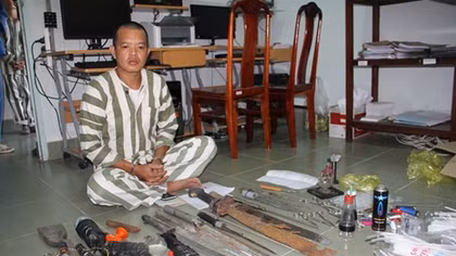 Phát hiện nhiều súng và mã tấu tại nhà đôi vợ chồng mua bán “hàng trắng”