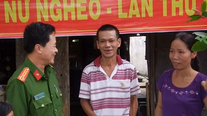 Công an tỉnh Tây Ninh tặng bò cho gia đình có hoàn cảnh khó khăn