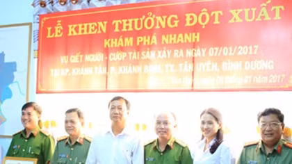 Khen thưởng đột xuất các tập thể, cá nhân phá nhanh vụ cướp taxi