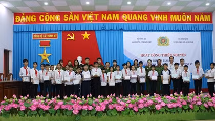 Văn phòng Cơ quan CSĐT Bộ Công an tặng quà cho học sinh nghèo hiếu học