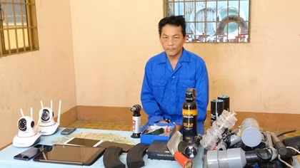 Nhóm mua bán ma túy tàng trữ súng AK, mã tấu