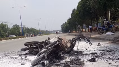 Sau va chạm, hai xe máy cháy trơ khung