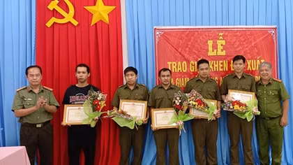 Khen thưởng 5 cá nhân xuất sắc truy bắt “cẩu tặc” 