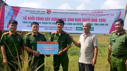 Tặng “Nhà Tình bạn” cho cán bộ Công an có hoàn cảnh khó khăn