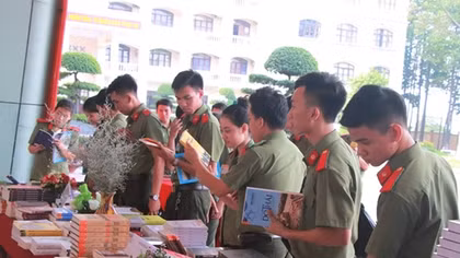 Khai mạc hội sách “Khát vọng Việt” kỷ niệm ngày sinh của Bác