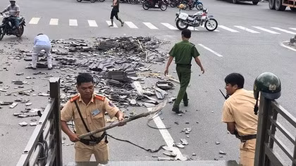 Cảnh sát giao thông thu gom hàng trăm viên ngói rơi vãi trên đường