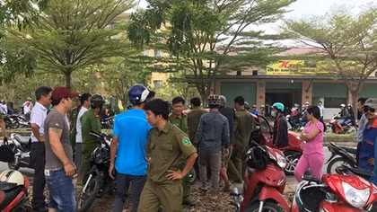 Nam sinh chết đuối, cha ruột đòi nhảy Hồ Đá tự tử