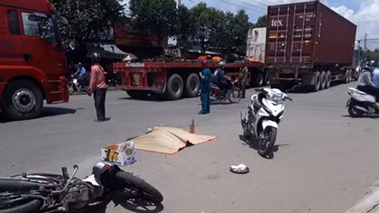 Nhân viên bảo vệ bị container chạy cùng chiều cán tử vong