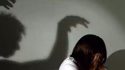 Mẹ phát hiện con gái 13 tuổi nhiều lần "yêu" nam thanh niên ở nhà trọ