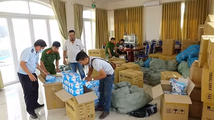 Bắt xe khách vận chuyển gần 200.000 khẩu trang qua Campuchia tiêu thụ