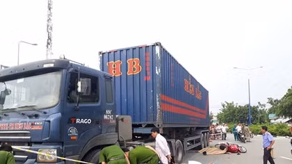 Tài xế container tông 2 vợ chồng tử vong rồi bỏ trốn