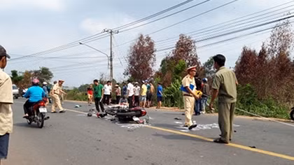 Ba người thương vong sau va chạm xe máy cực mạnh