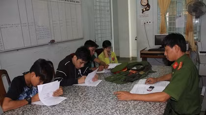 Xử phạt nhóm đối tượng mặc trang phục CAND “khoe” trên mạng