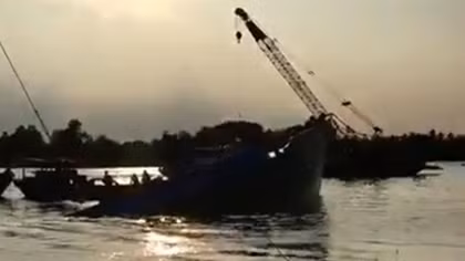 Chìm sà lan tải trọng 500 tấn trên sông Sài Gòn